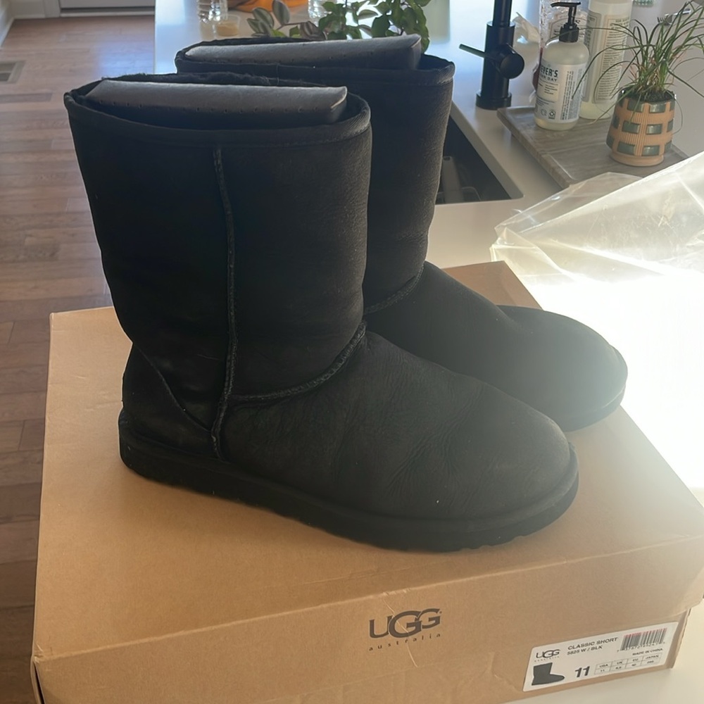 Like new Uggs. Original box. Size women’s 11.